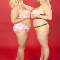BBW lesbians Renee Ross and Samantha 38G kiss after going without their bras