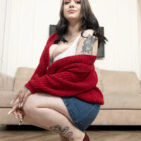 Tattooed babe Kira Clark releases her big titties in stilettos