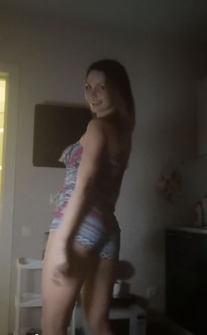 A young cam girl dancing & masturbating for you